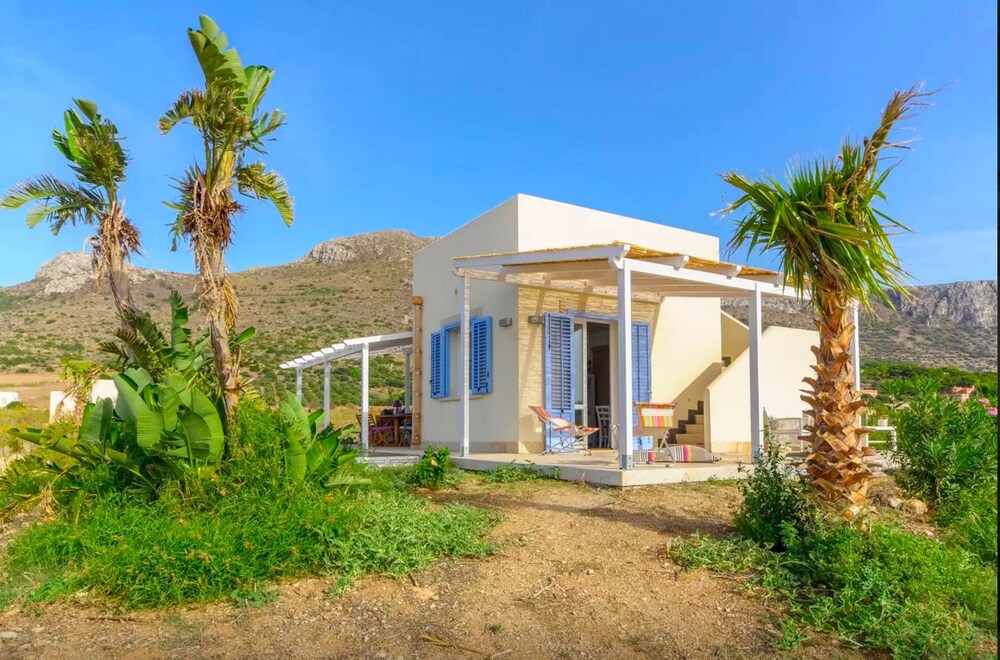 Tra Vento e Mare - carbon neutral hotel in Favignana