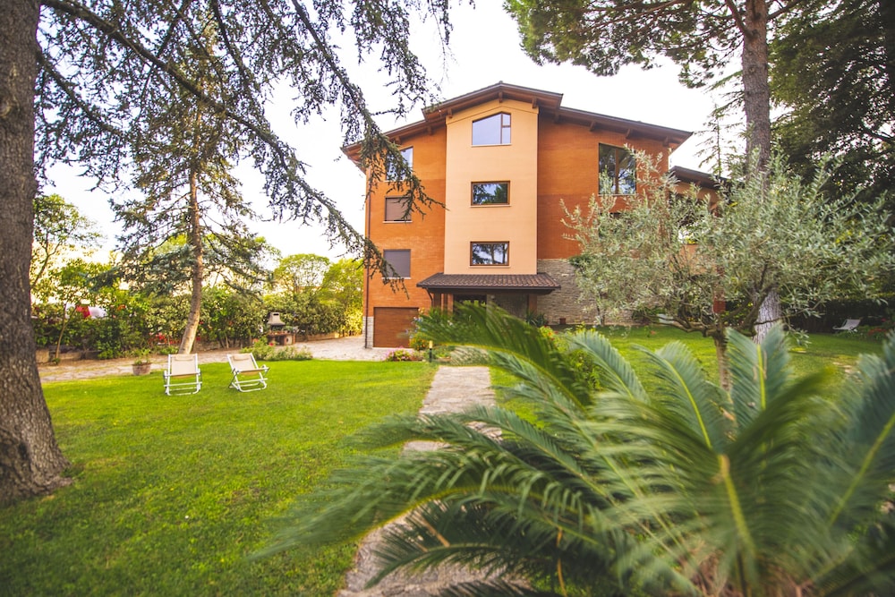 B&B Il Girasole — 4-Star Luxury Hotel in Corciano, Italy