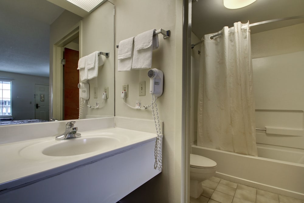 Key West Inn Lafayette - photo 12
