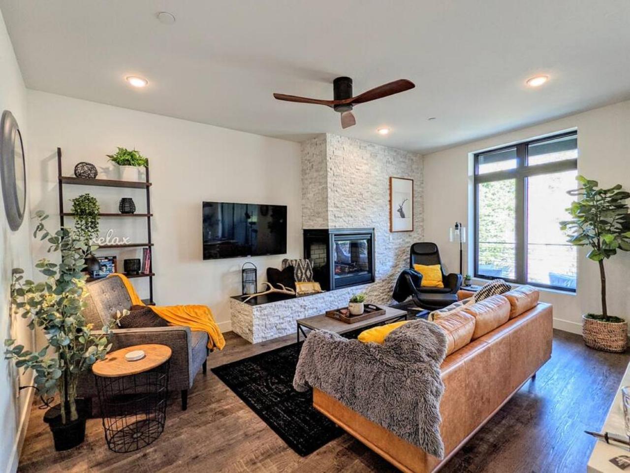 HostWise Stays The River West Hot Tub Parking Fire Pit and more in Silverthorne, United States