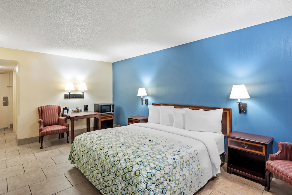 HomeTowne Studios by Red Roof Yuba City Bonanza Marysville - photo 24