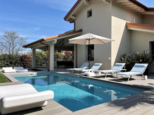 Ferienhaus Casa sulle colline di Barcuzzi pool garden and barbecue — 4-Star Luxury Hotel in Lonato, Italy