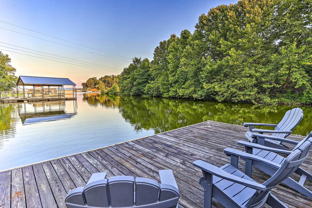 Luxurious Waterfront Home on Pickwick Lake — 4-Star Luxury Hotel in Corinth, United States