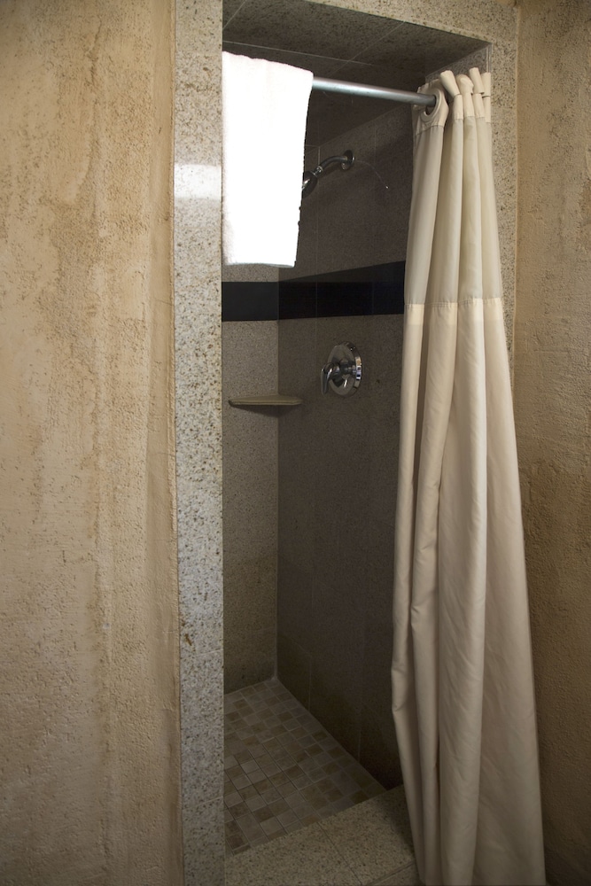 Harbor Inn & Suites - photo 21
