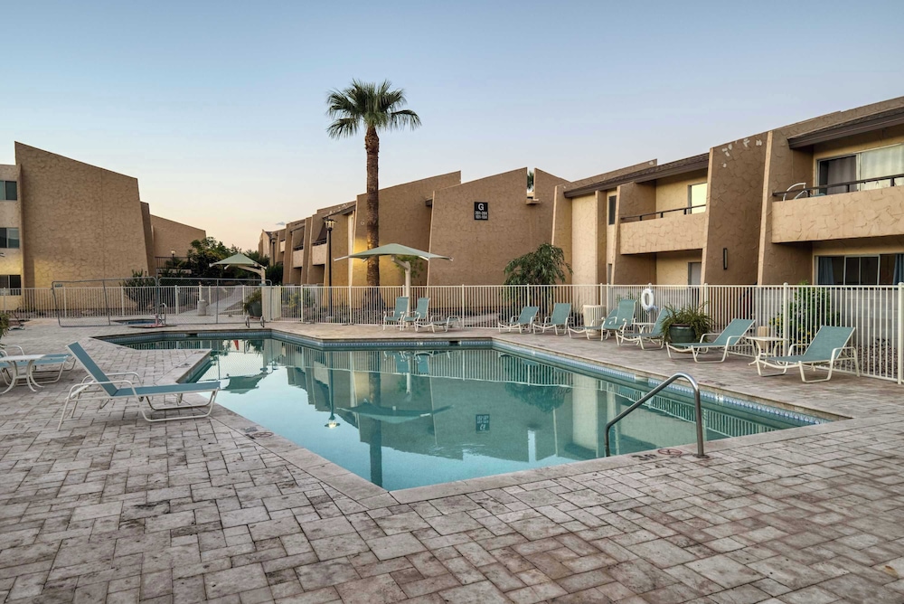 2BR Sleeps 6 Pool BBQ Gym Hot Tub & Bar Hopping — 4-Star Luxury Hotel in Scottsdale, United States