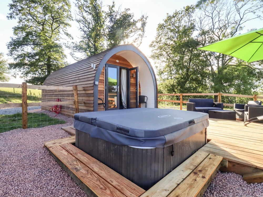 Goose Pod at Salford Court Farm Fishing Cabins — 4-Star Luxury Hotel in Worcester, United Kingdom