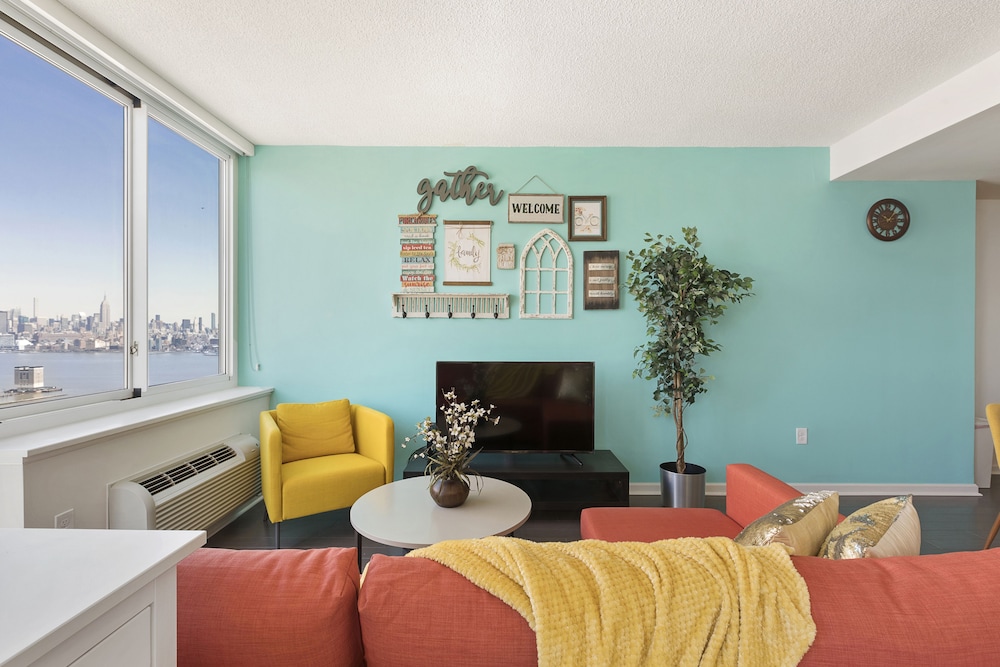 Skyline Luxury Home Suites at Newport II — 4-Star Luxury Hotel in Jersey City, United States