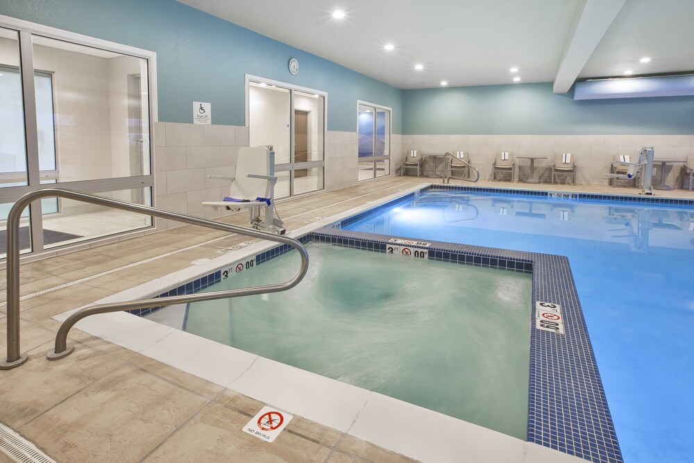 Holiday Inn Express & Suites Parkersburg East by IHG - photo 24