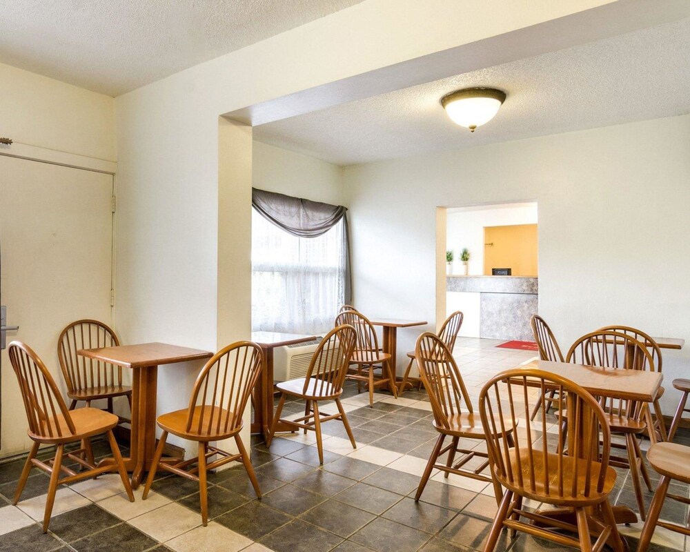 Econo Lodge Topeka Blvd. - photo 27