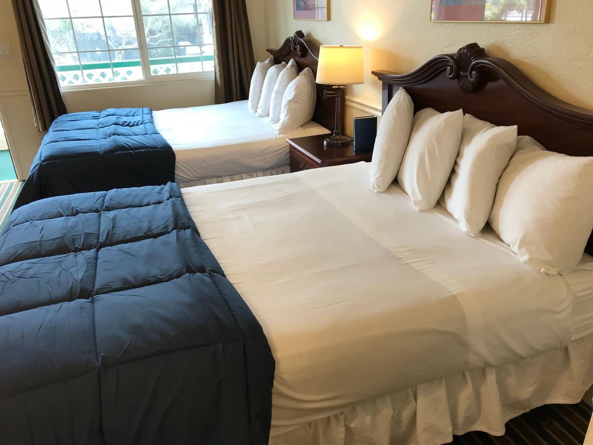 Monterey Pines Inn - photo 11