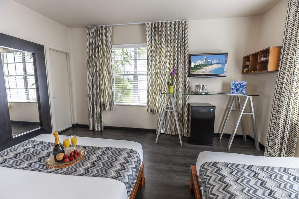 Chesterfield Hotel & Suites - photo 14