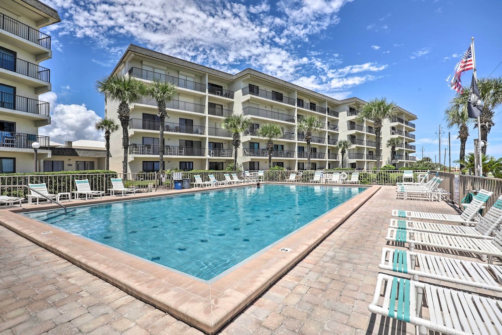 Ormond Beach Condo with Balcony and Views — 4-Star Luxury Hotel in Ormond Beach, United States