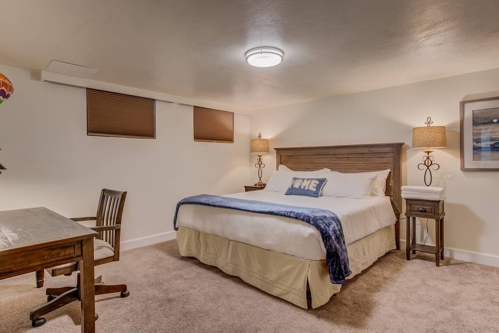 5BR Mnt Viewsdowntown Luxuryfirepit & RV Parking - photo 3