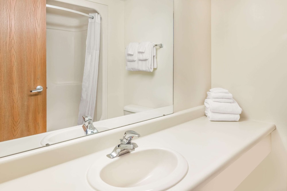 Days Inn by Wyndham Alpena - photo 21