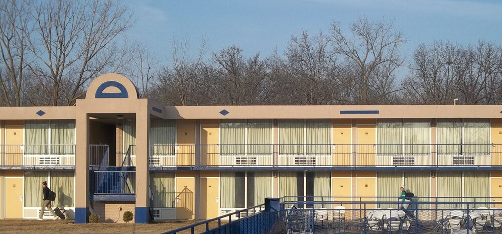 Macomb Inn - photo 20