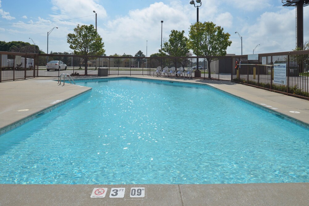 New Victorian Inn & Suites - photo 24