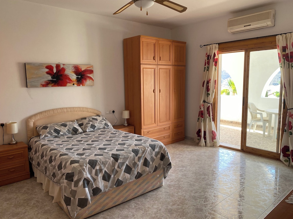 Luxury Beachfront Villa in La Perla — Arboleas — photo 4
