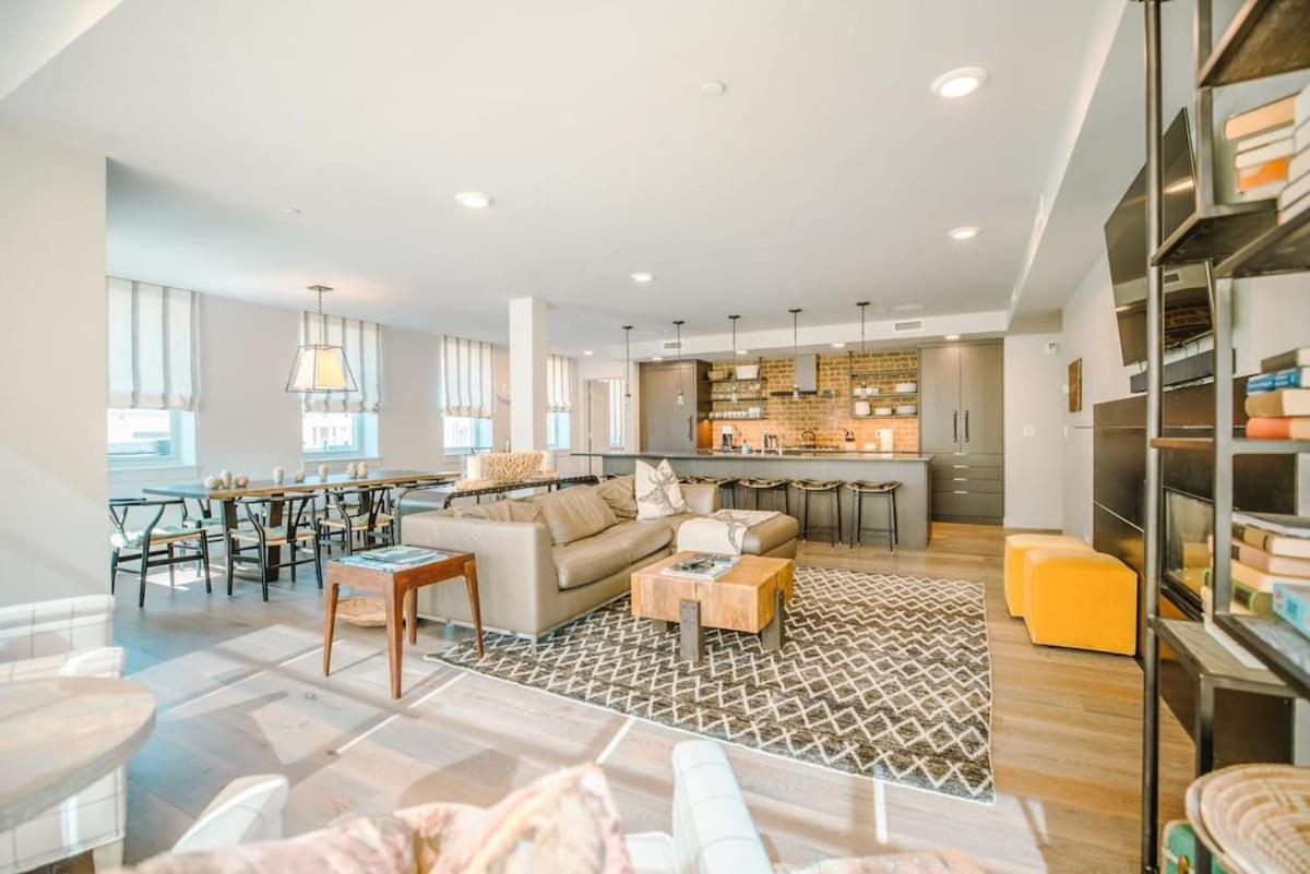 Amazing 3BR Condo on Main with Hot Tub Steps to Lift — 4-Star Luxury Hotel in Bridgeport, United States