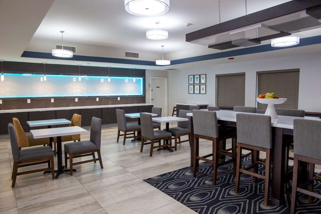 La Quinta Inn & Suites by Wyndham Houston East at Normandy - photo 50