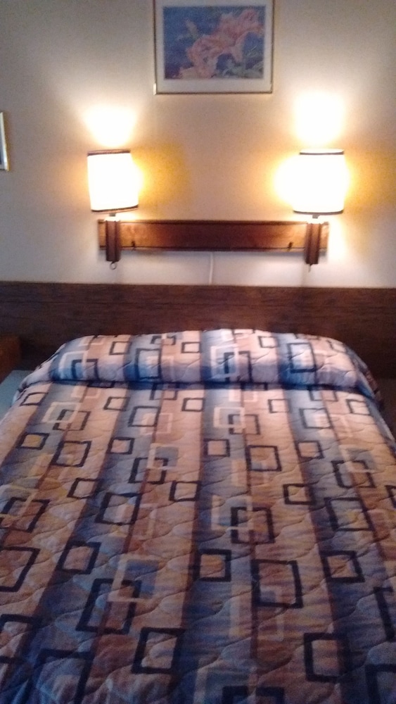 Cedar Inn — Mccook — photo 3