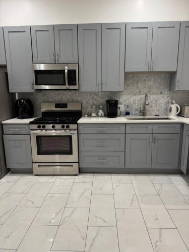 Adorable 2 bedroom with free street parking — 4-Star Luxury Hotel in Chicago, United States