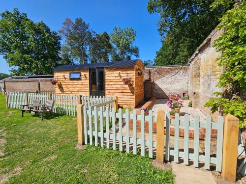 Gatwick Hideaway Hut - last minute hotel in Unknown City