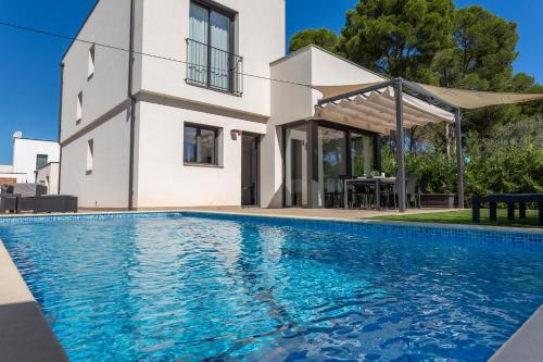 Casa Anastasia — 4-Star Luxury Hotel in L'escala, Spain