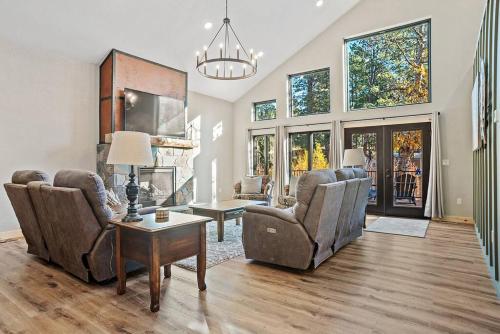 The Haven Rustic Secluded Cabin — 4-Star Luxury Hotel in Custer, United States