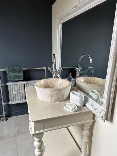 Stylish Two Large Double Bedroom House in Central Harrogate with on street parking