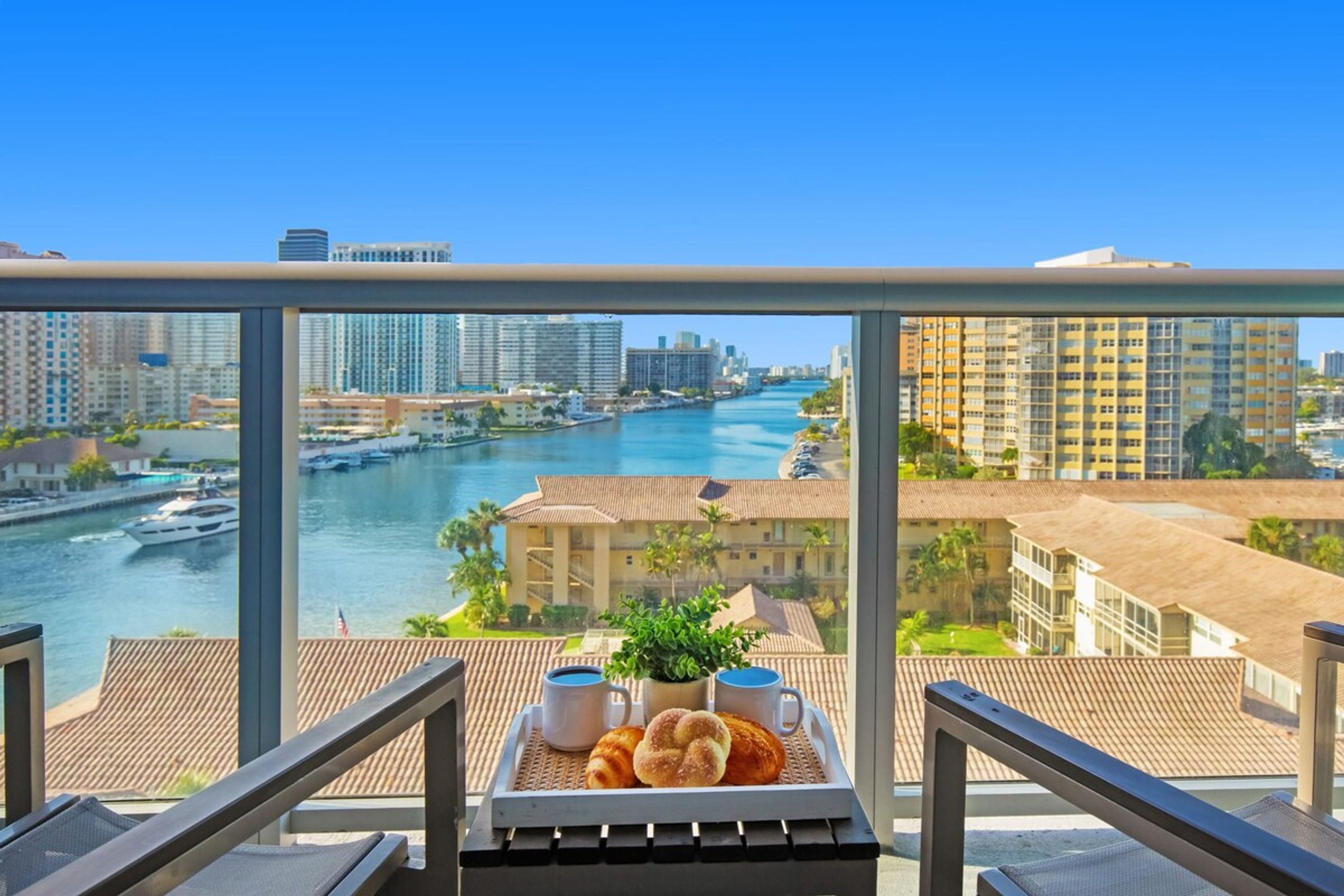 Pool Apartment with Balcony Gym Near Beach — 4-Star Luxury Hotel in Hallandale Beach, United States