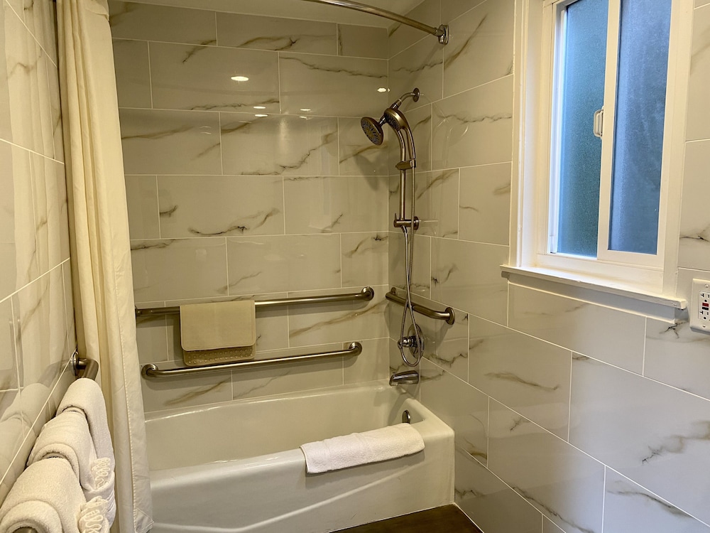 Aura Inn Monterey - photo 86