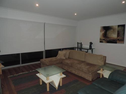 2 Bedroom Apartment In Leafy Suburb — 4-Star Luxury Hotel in Jindalee, Australia