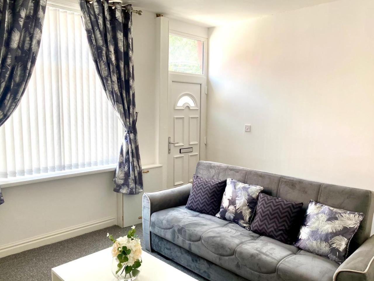 Cosy Cheerful 2 Bedrooms Near Piccadilly Etihad Stadium Sleeps Up To 5 in Manchester, United Kingdom
