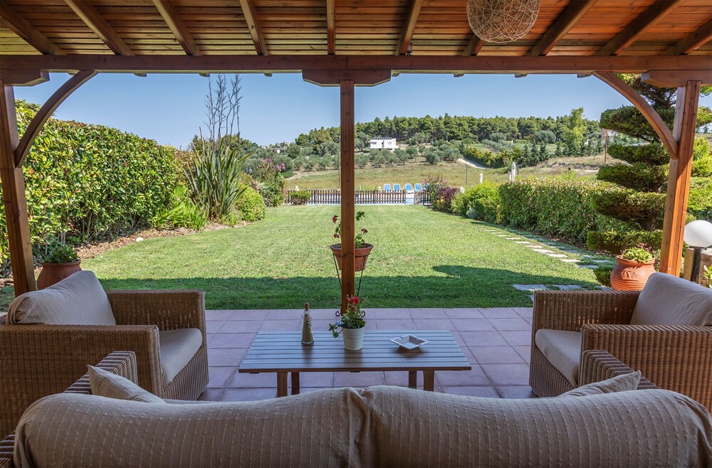 halu Modern Villa w Pool & Tennis — 4-Star Luxury Hotel in Kassandreia, Greece