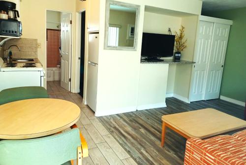 Johns Pass Beach Motel - photo 31