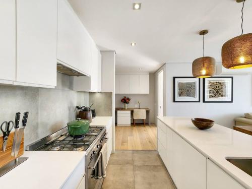 Elegant 2BR Pool Panorama Views Sea Point