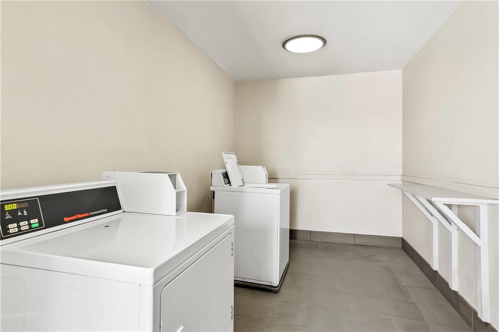 Days Inn by Wyndham Fontana Rialto - photo 33