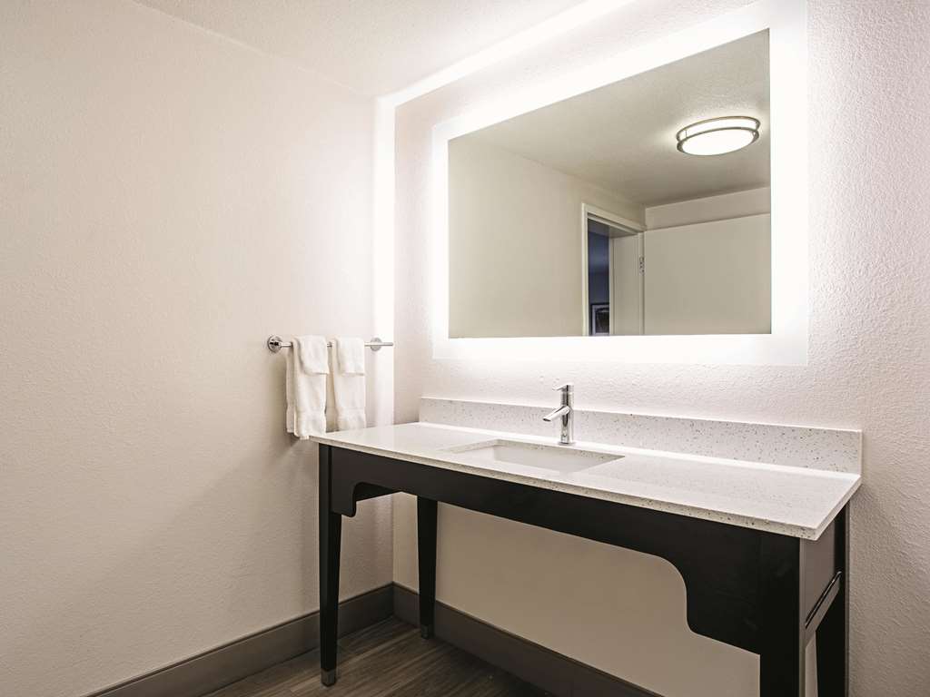 La Quinta Inn & Suites by Wyndham Baltimore N White Marsh - photo 27