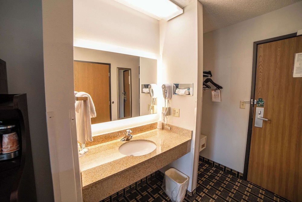 Quality Inn & Suites Watertown near Prairie Lakes Ice Arena - photo 15