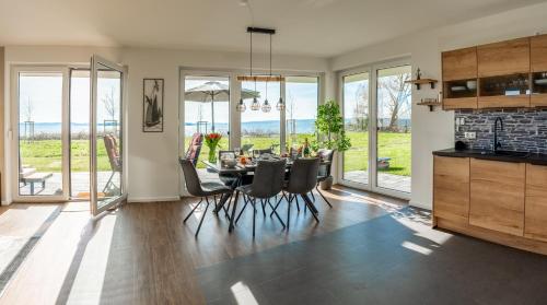 Hangar 19 Luxusbungalow Am See H8 — Schwerin
