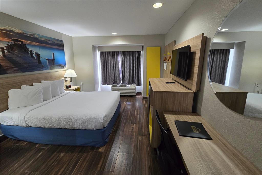 Days Inn & Suites by Wyndham Tampa Raymond James Stadium - photo 45