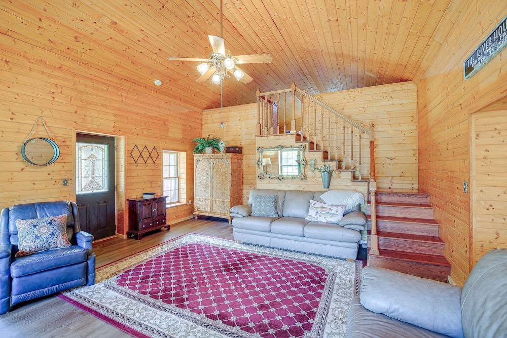 Riverfront Bluff City Retreat W Patio Grill — Poplar Bluff