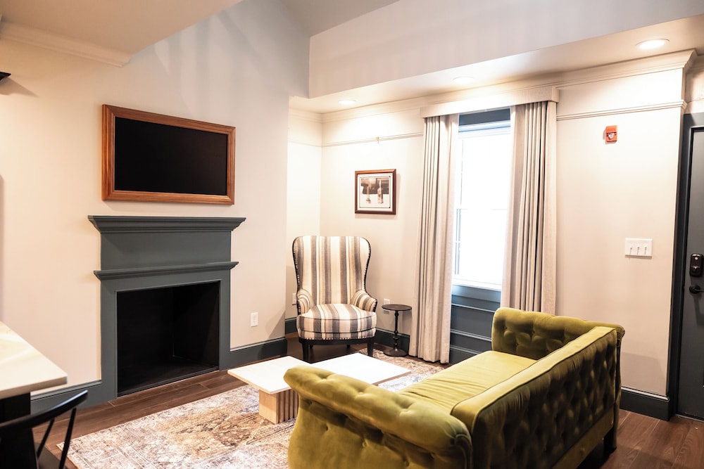 The Gas Lamp Hotel 3BR Suite Edison - photo 12