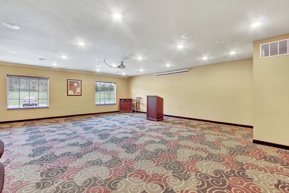 Cobblestone Hotel & Suites Waynesboro - photo 59