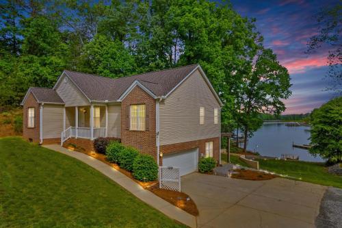 Castaway Cove Lake Norman Waterfront Home with Private Dock — 4-Star Luxury Hotel in Denver, United States