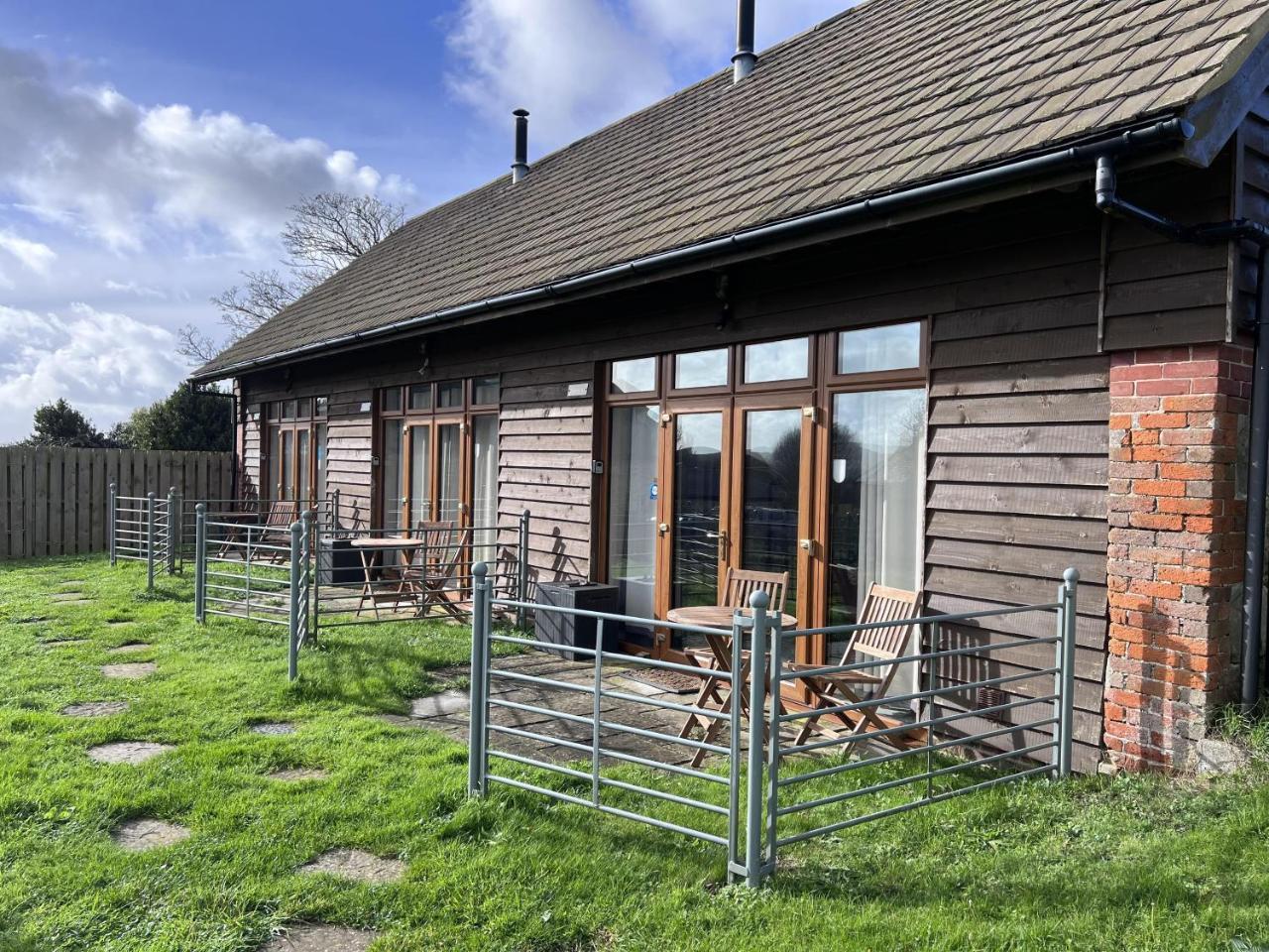 Poachers Hut 1 Bed Cottage Sleeps 2 Pet Friendly — 4-Star Luxury Hotel in Newport, United Kingdom