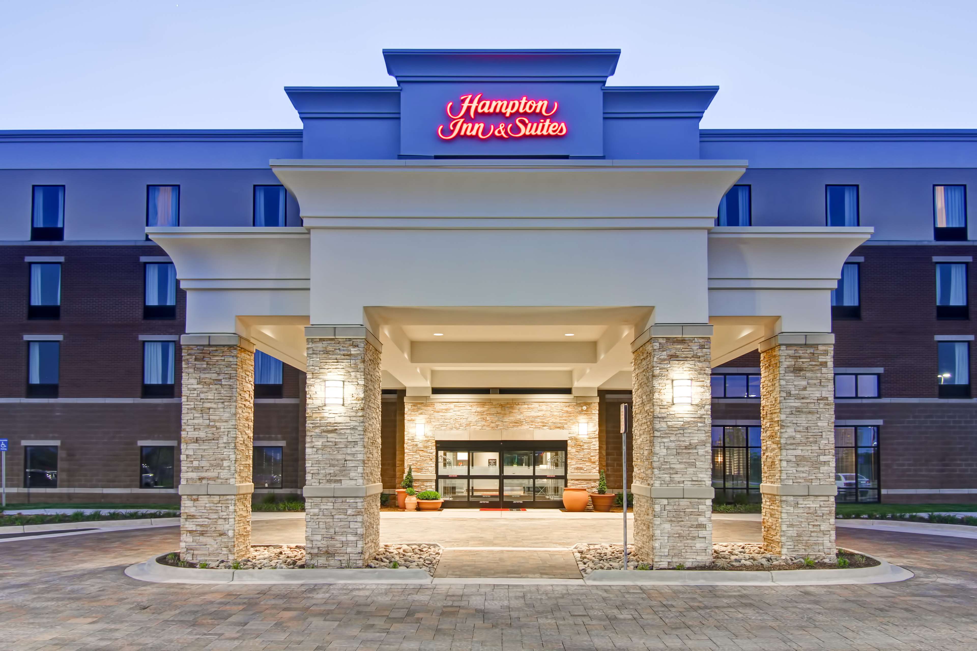 Hampton Inn & Suites Detroit Troy - carbon neutral hotel in Troy