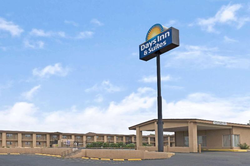 Days Inn & Suites by Wyndham Santa Rosa in Santa Rosa, United States