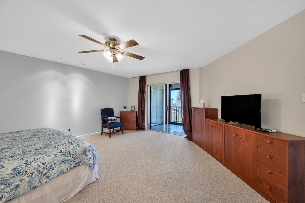 Gulf view Condo With Resort style Amenities 2 Bedroom Condo - photo 3