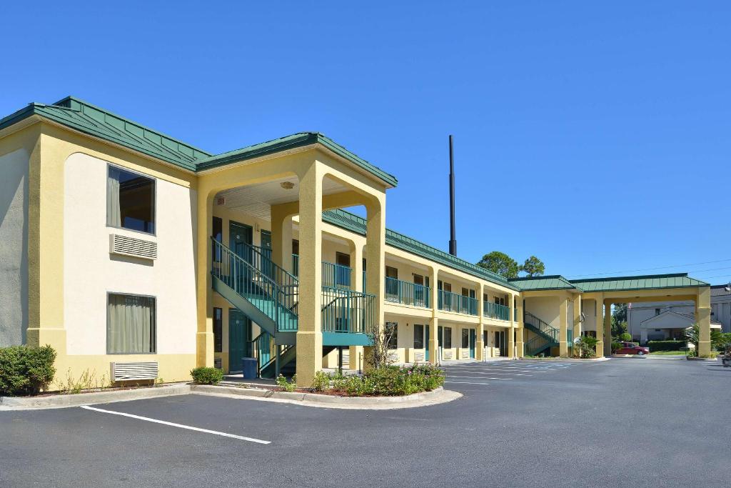 Americas Best Value Inn Valdosta Lake Park - photo 2